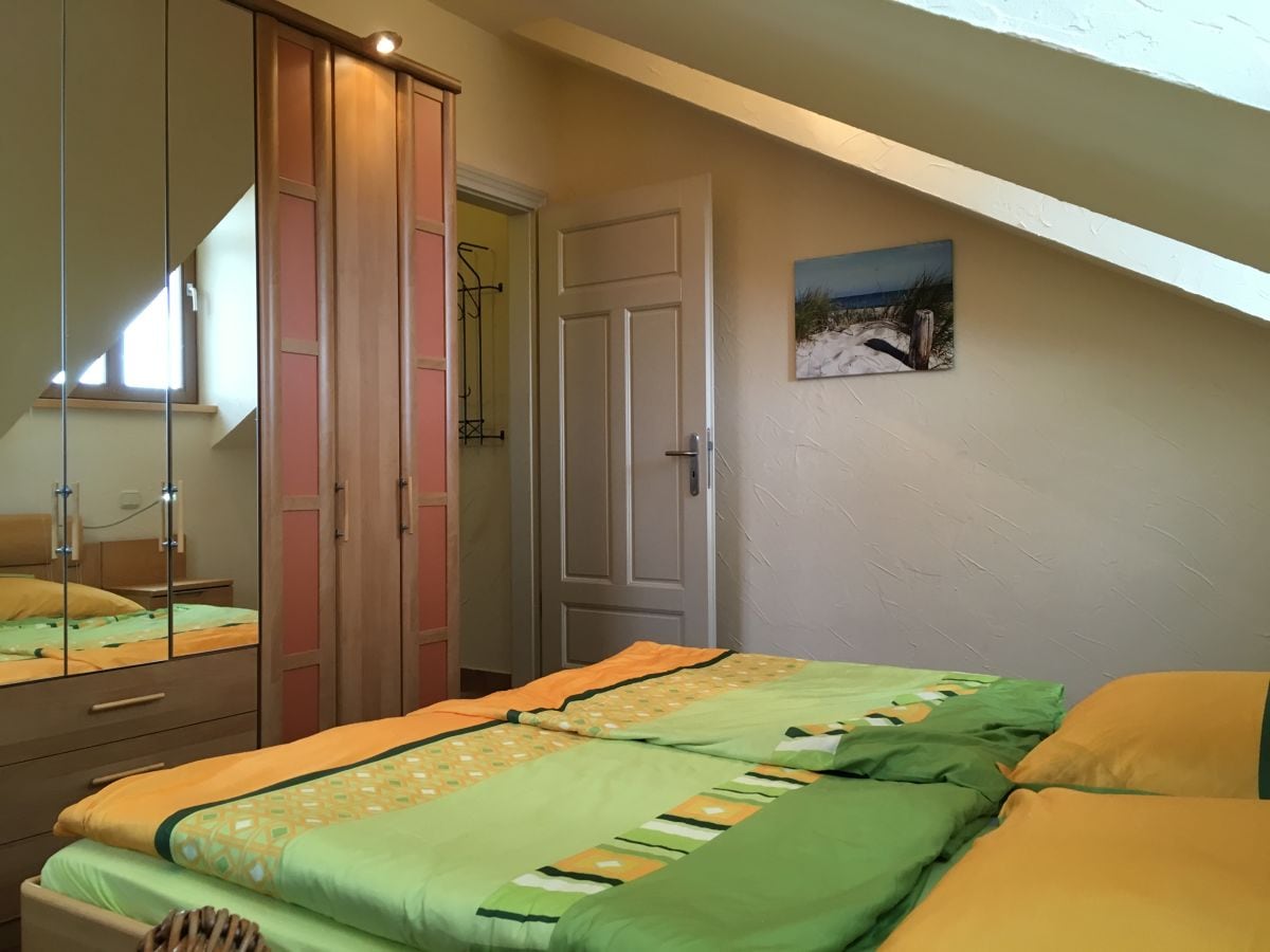 Schlafzimmer mit großem Kleiderschrank