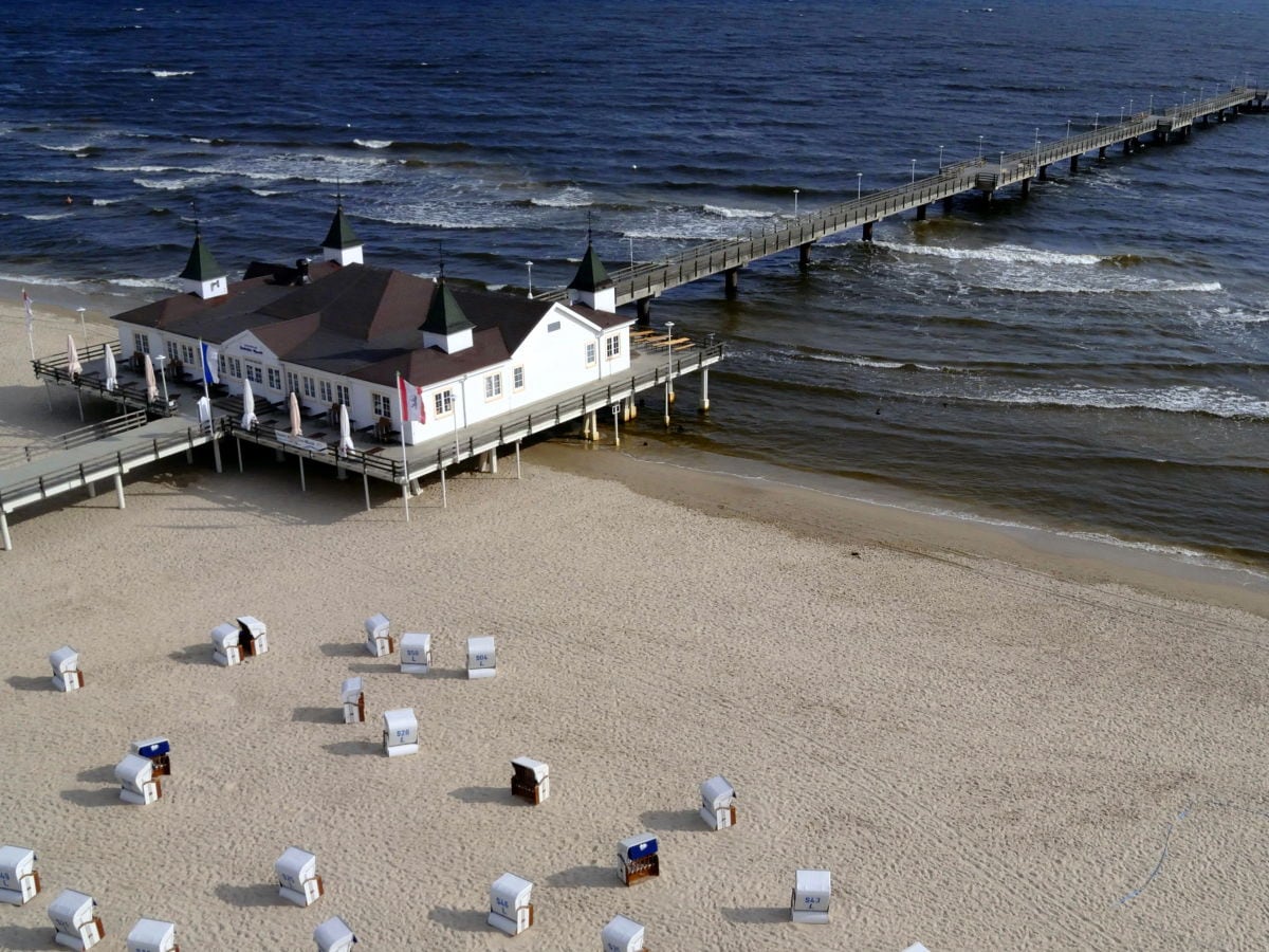 Seebrücke und Strandkörbe