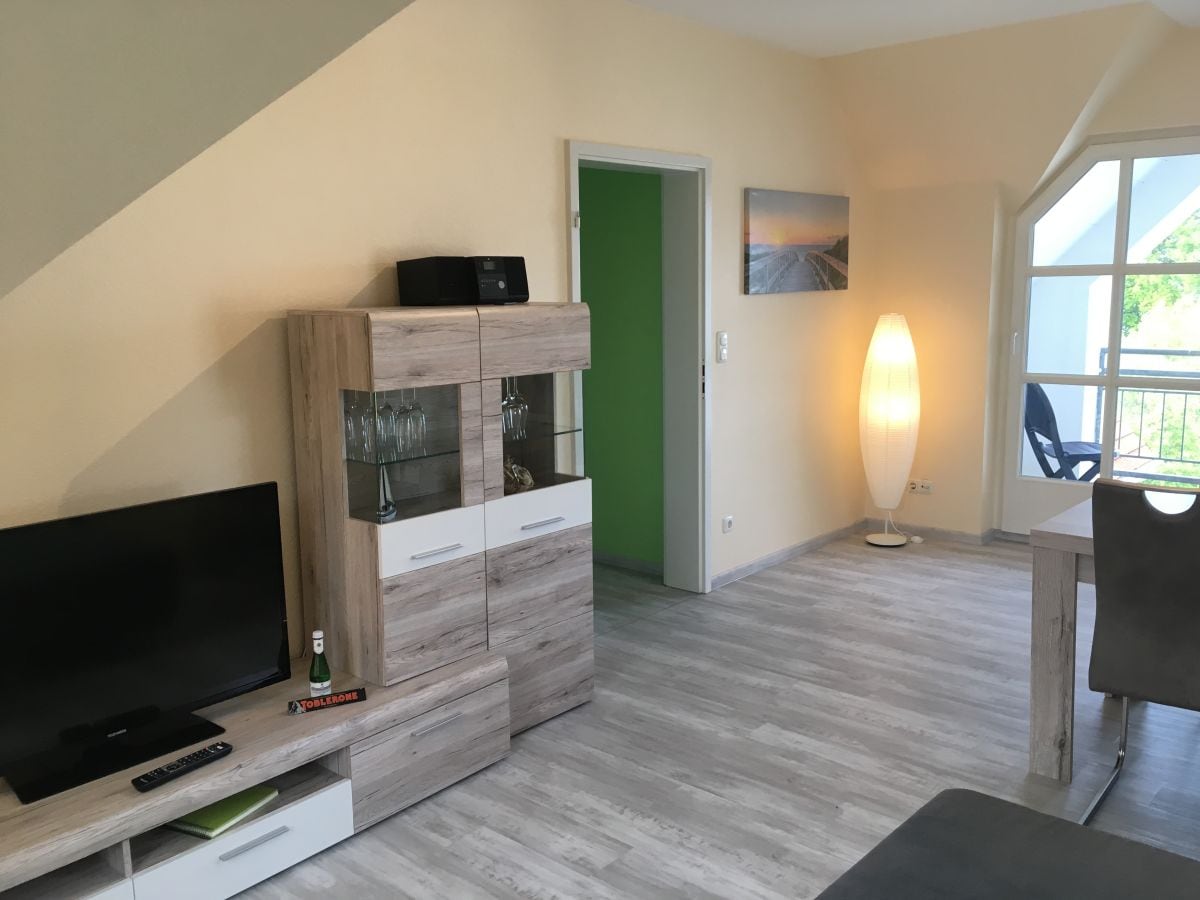 Anbauwand mit TV und HiFi-Anlage