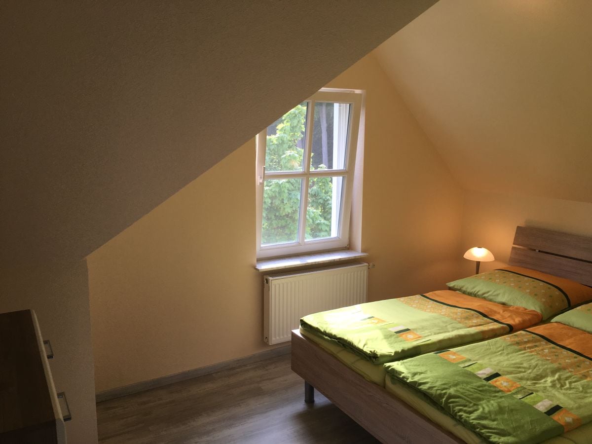 Schlafzimmer mit Doppelbett